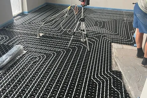 Verlegte Fußbodenheizung mit niedrigem Fußbodenaufbau auf Noppenplatten