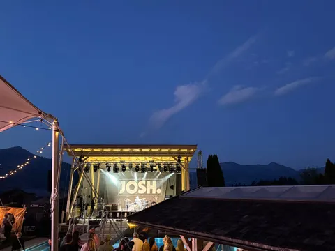 JOSH. 2025: Open-Air-Bühne bei Dämmerung