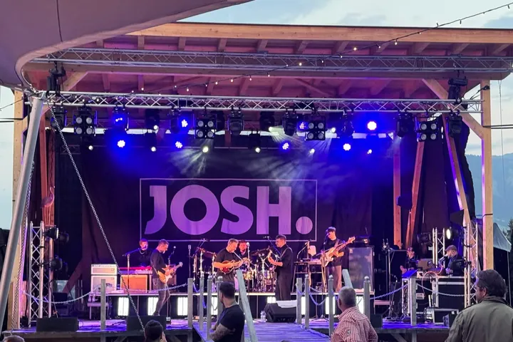 JOSH. 2025: Liveband auf der Bühne